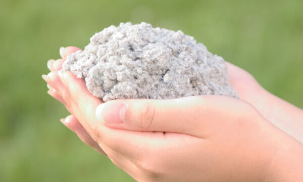 床下施工の様子(グラスウール)